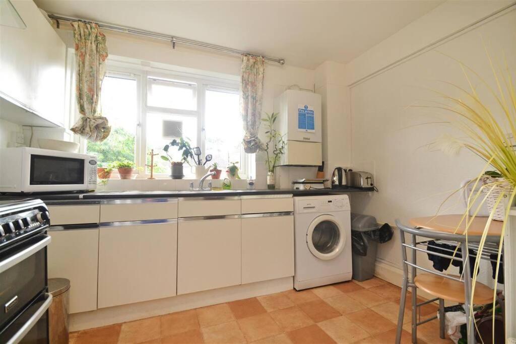 Lovely One Bed Apartment To Rent Londra Esterno foto