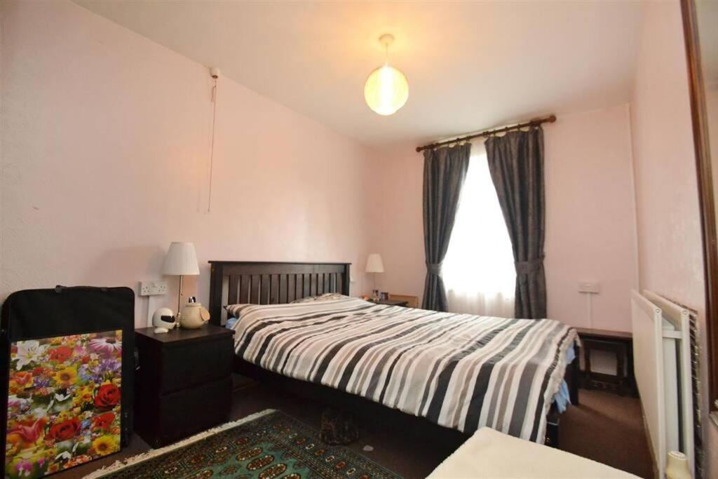 Lovely One Bed Apartment To Rent Londra Esterno foto