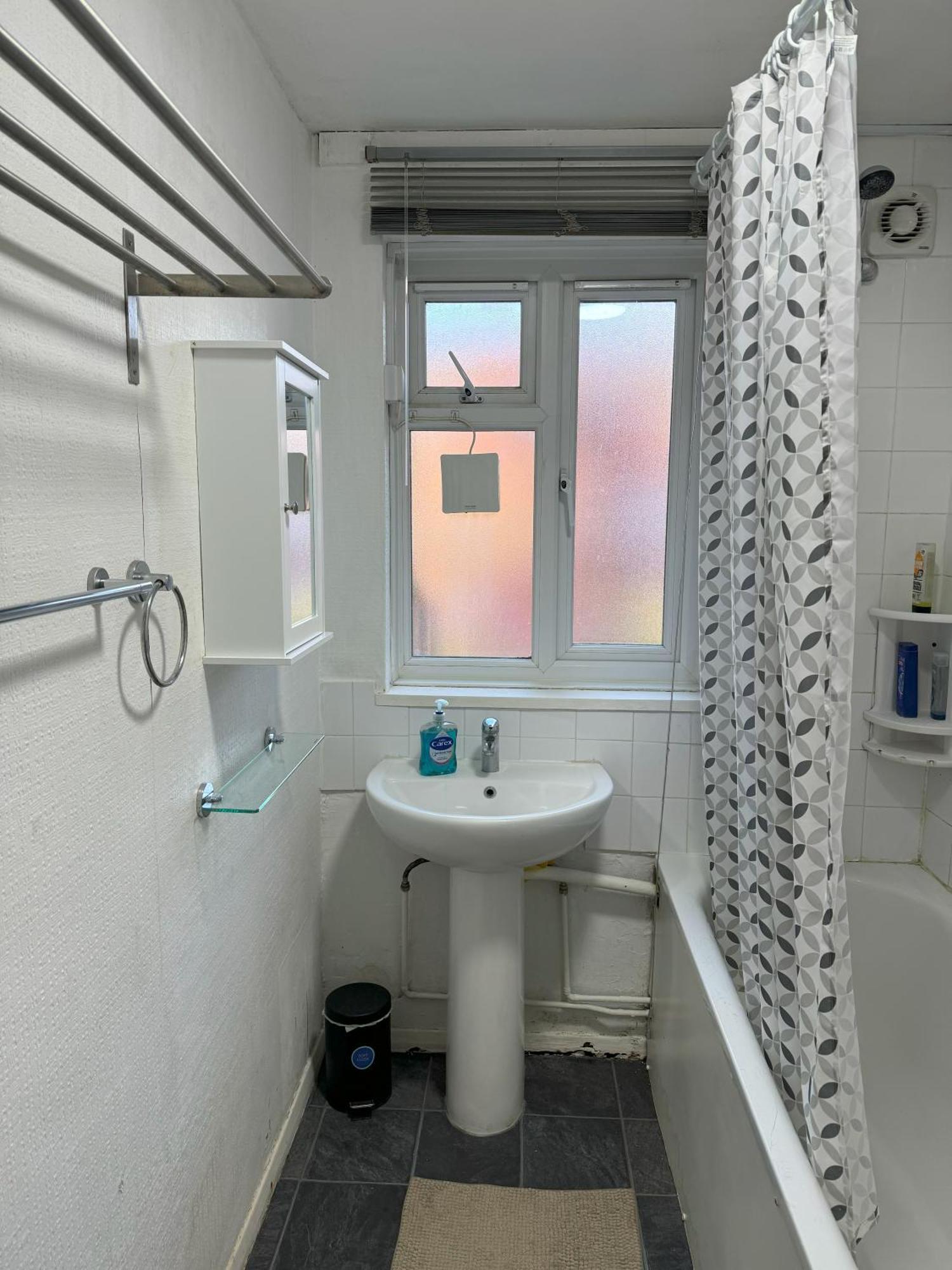 Lovely One Bed Apartment To Rent Londra Esterno foto